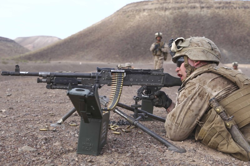 M240と兵士の画像