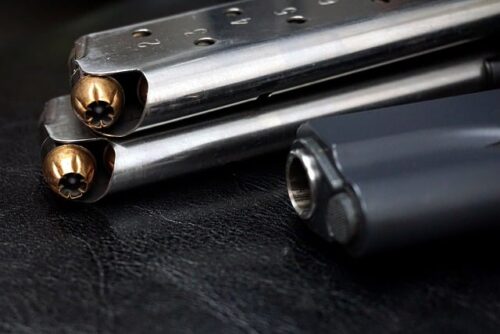 ピストルとマガジンの画像