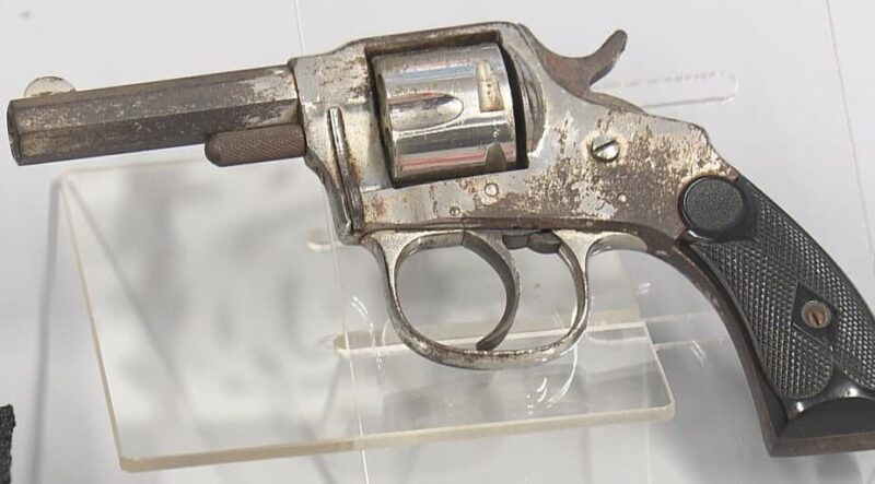 空港で発見された拳銃