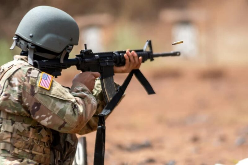 M4ライフルを射撃する画像
