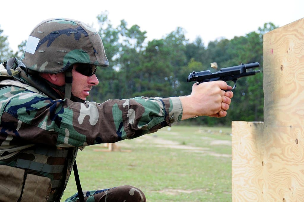 ベレッタM9射撃画像
