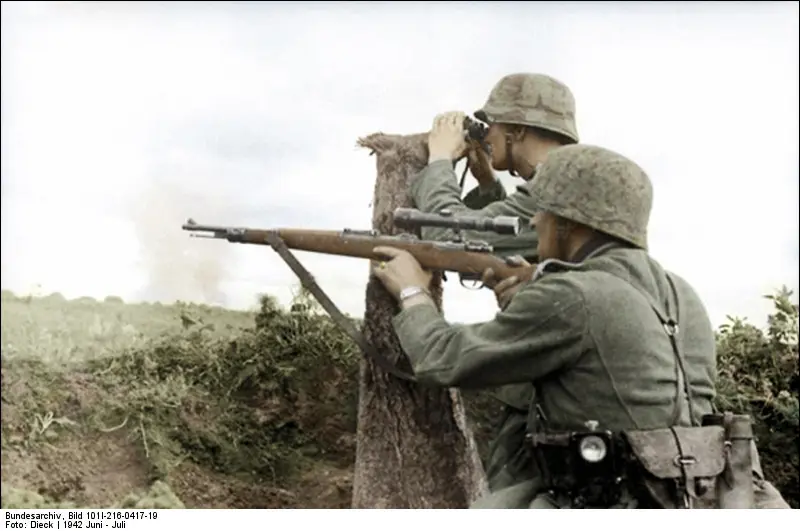 狙撃するドイツ兵1942年画像